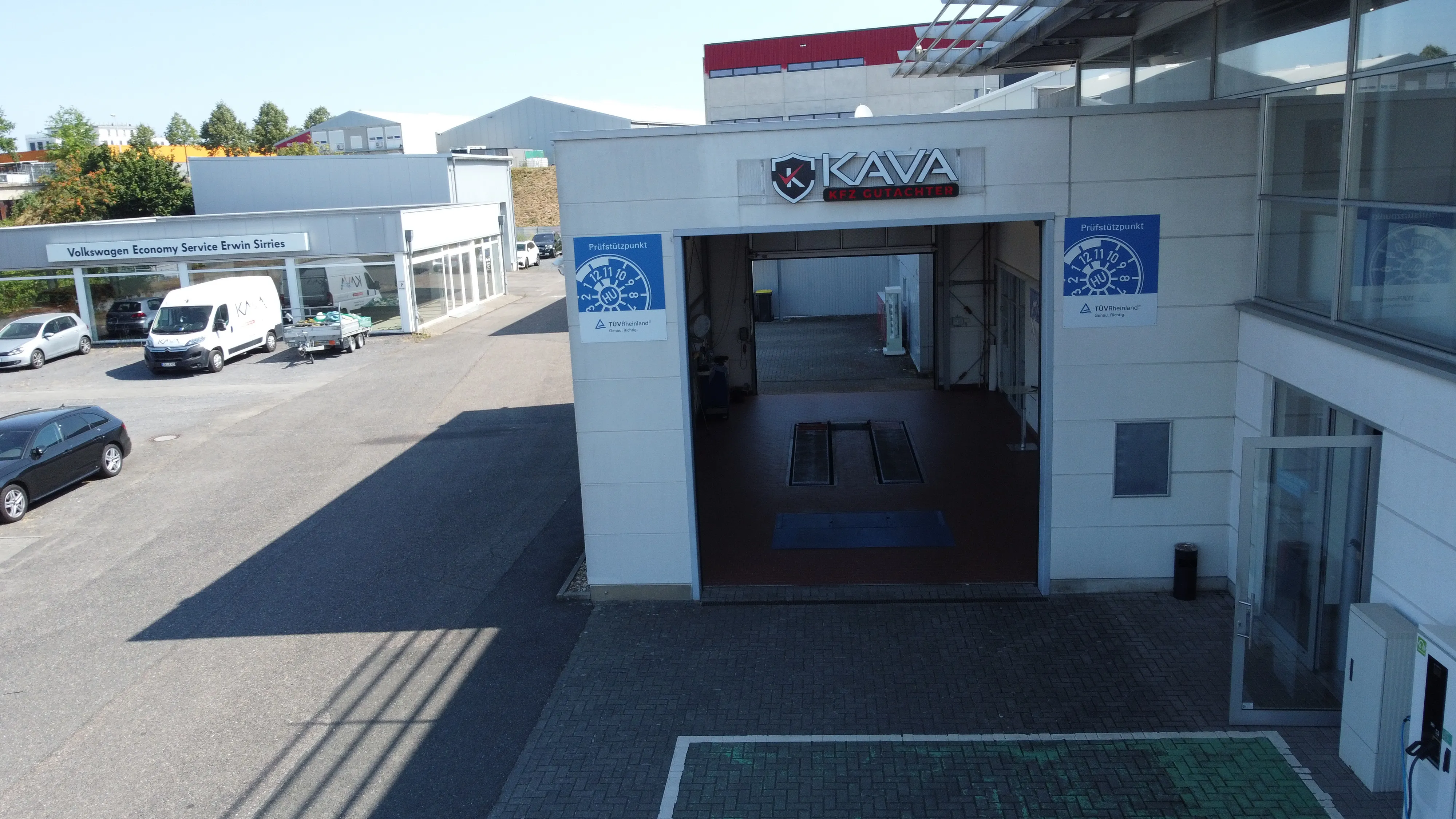 KAVA Automobile mit Werkstatteinfahrt und TÜV-Beschilderung