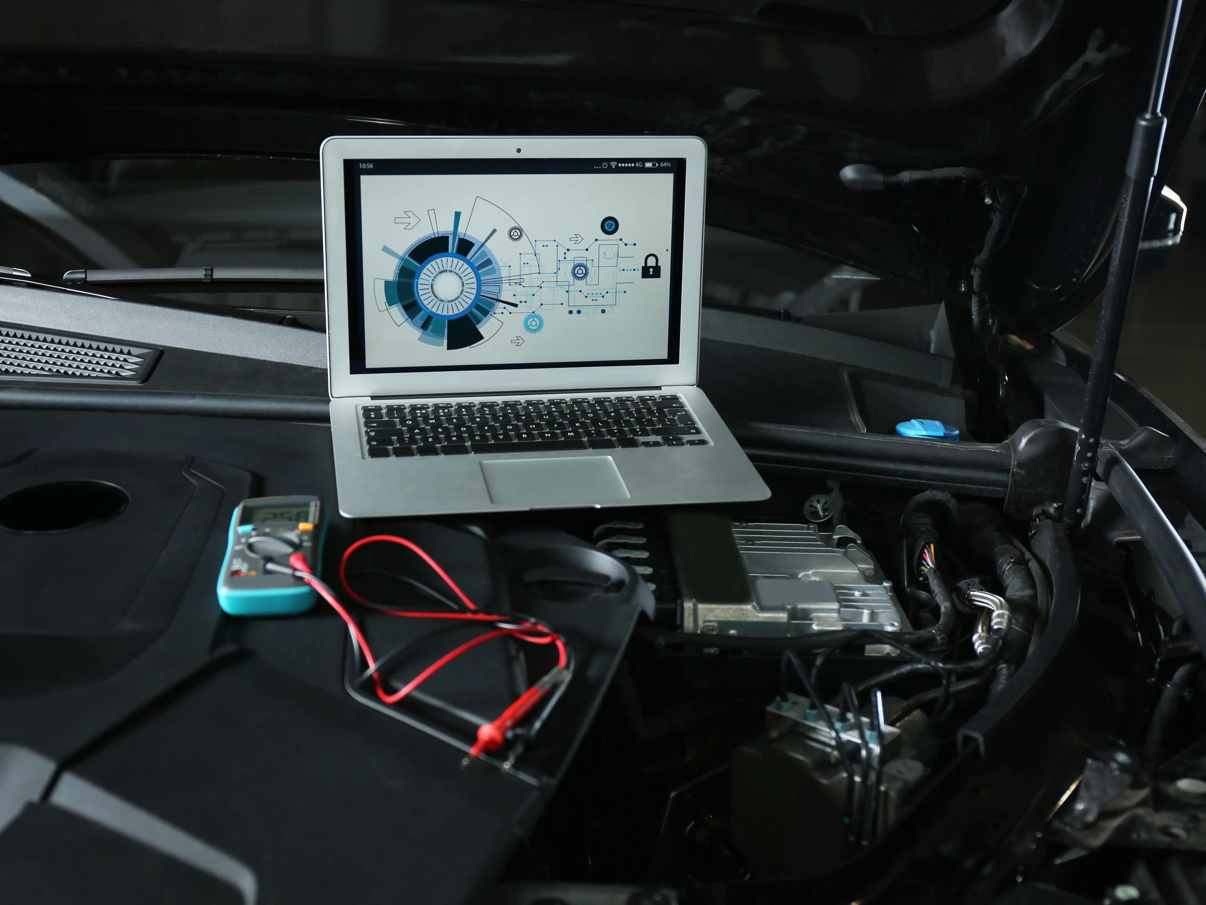 Symbolfoto: Diagnosecomputer am geöffneten Motorraum