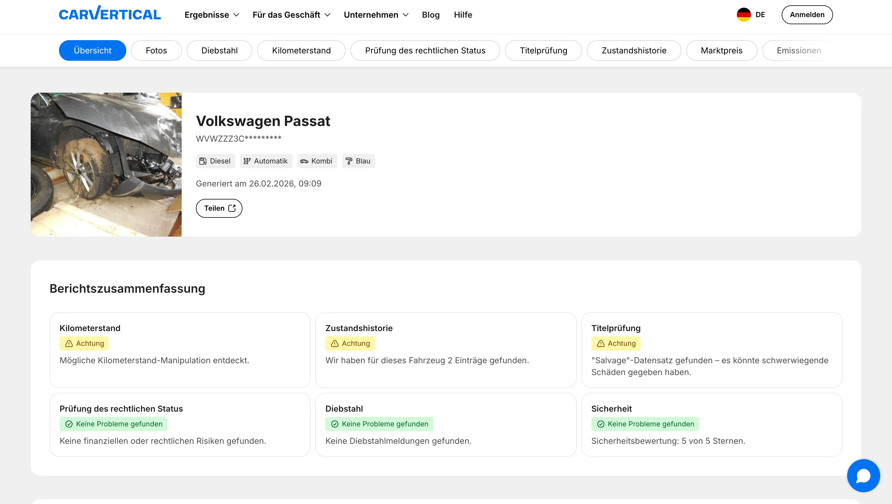 Übersicht eines carVertical-Musterberichts mit Hinweisen auf Schäden und Kilometerstand