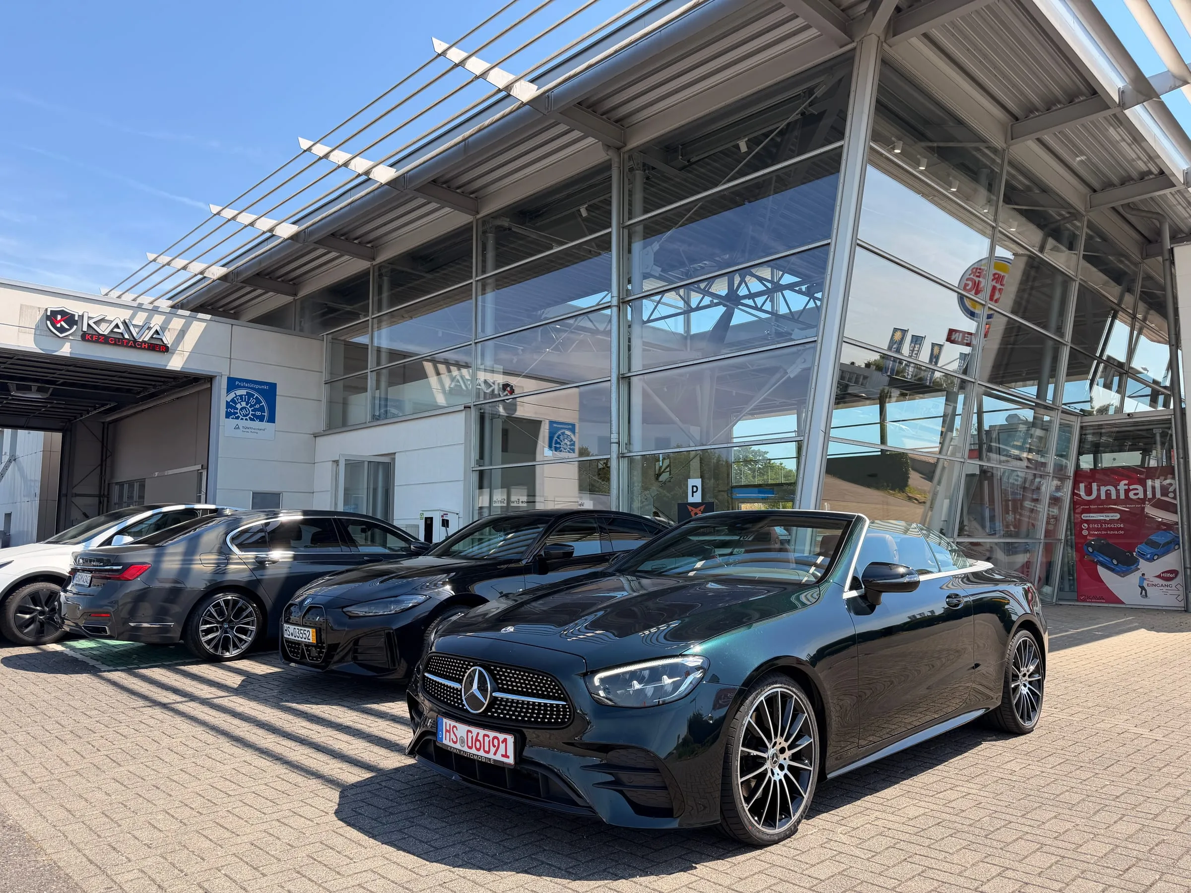 Fahrzeuge vor dem Showroom der Kava Automobile GmbH, Außenansicht