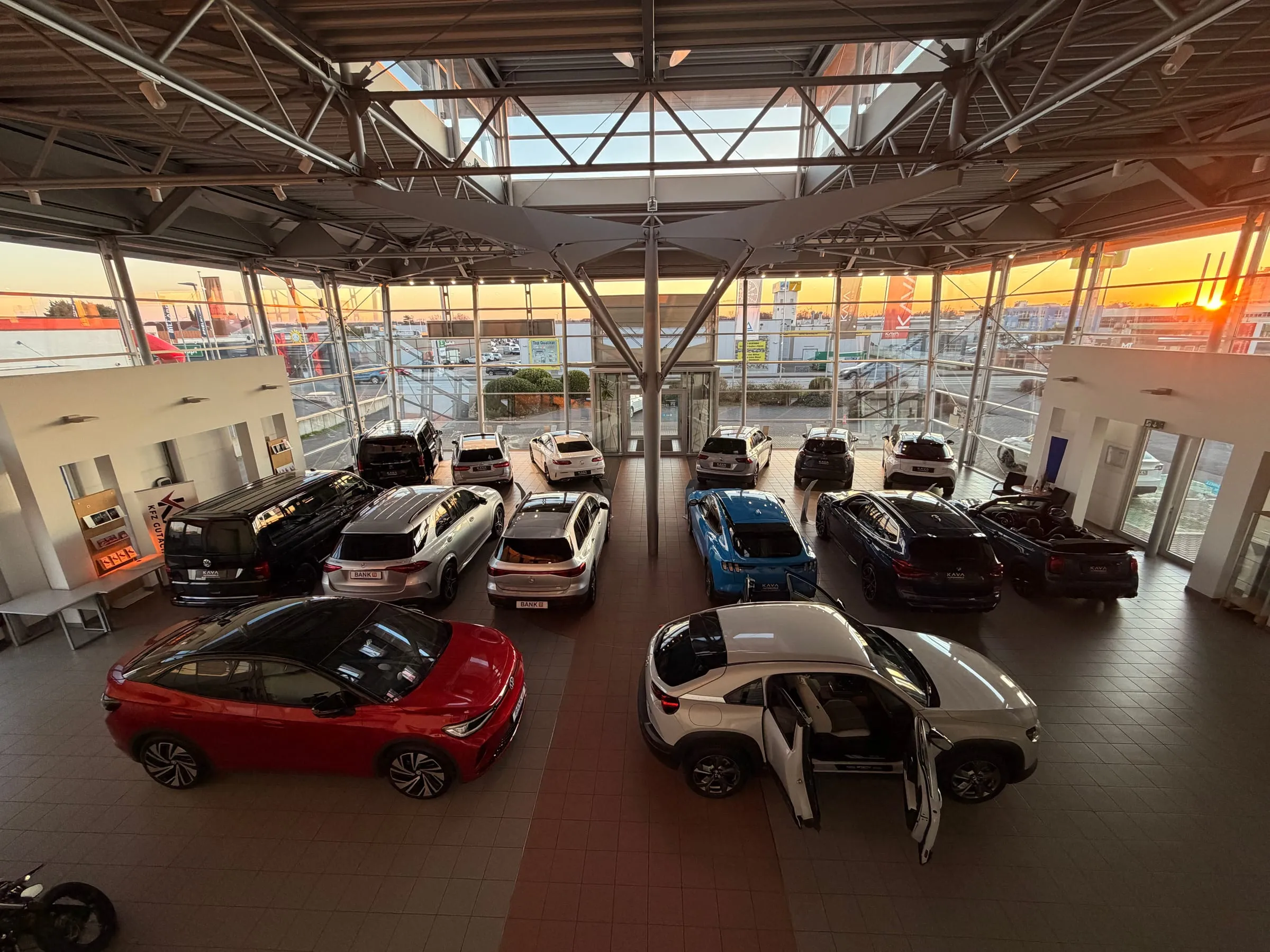 Fahrzeugausstellung im Showroom von KAVA Automobile