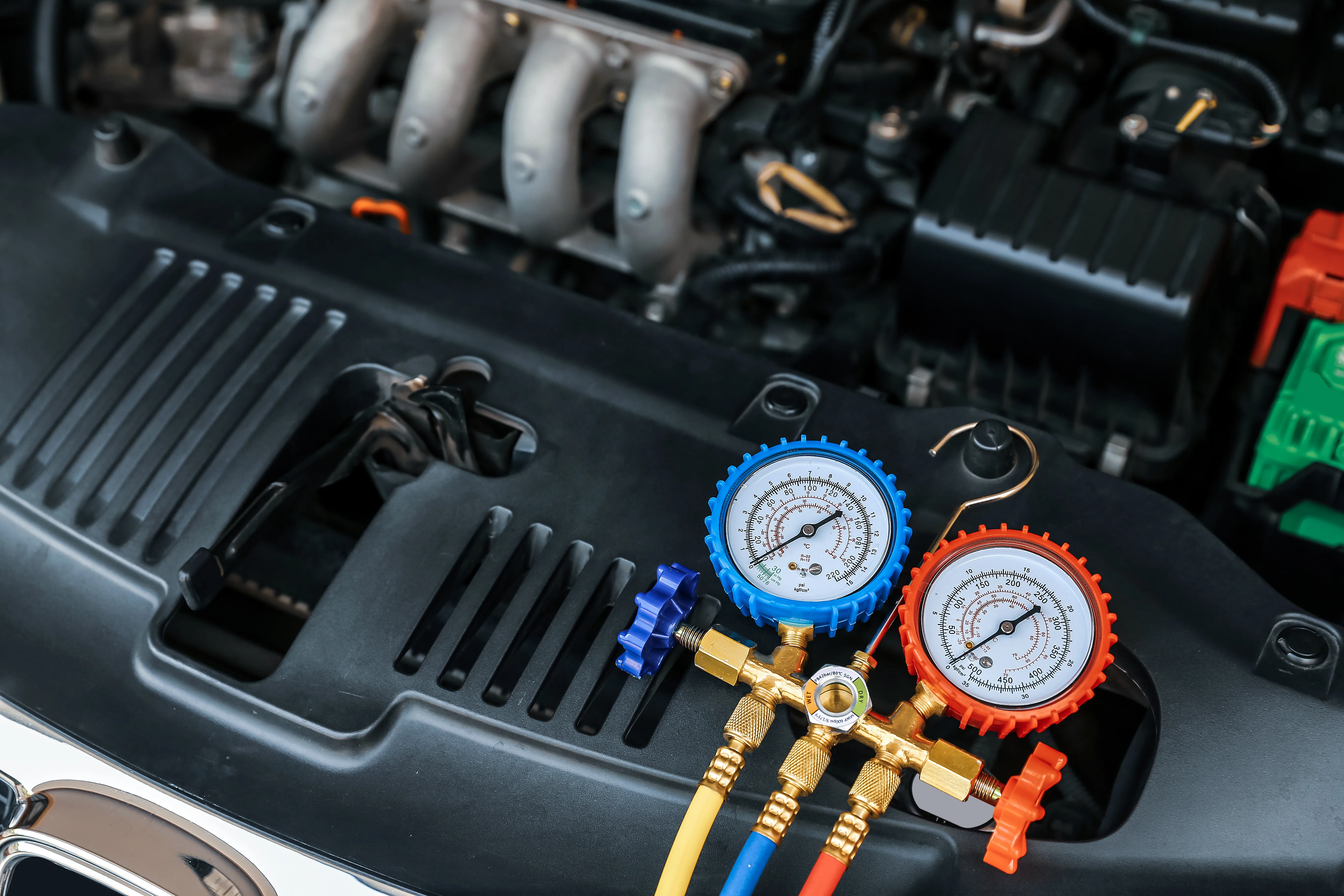 Symbolfoto: Druckprüfung der Klimaanlage im Motorraum