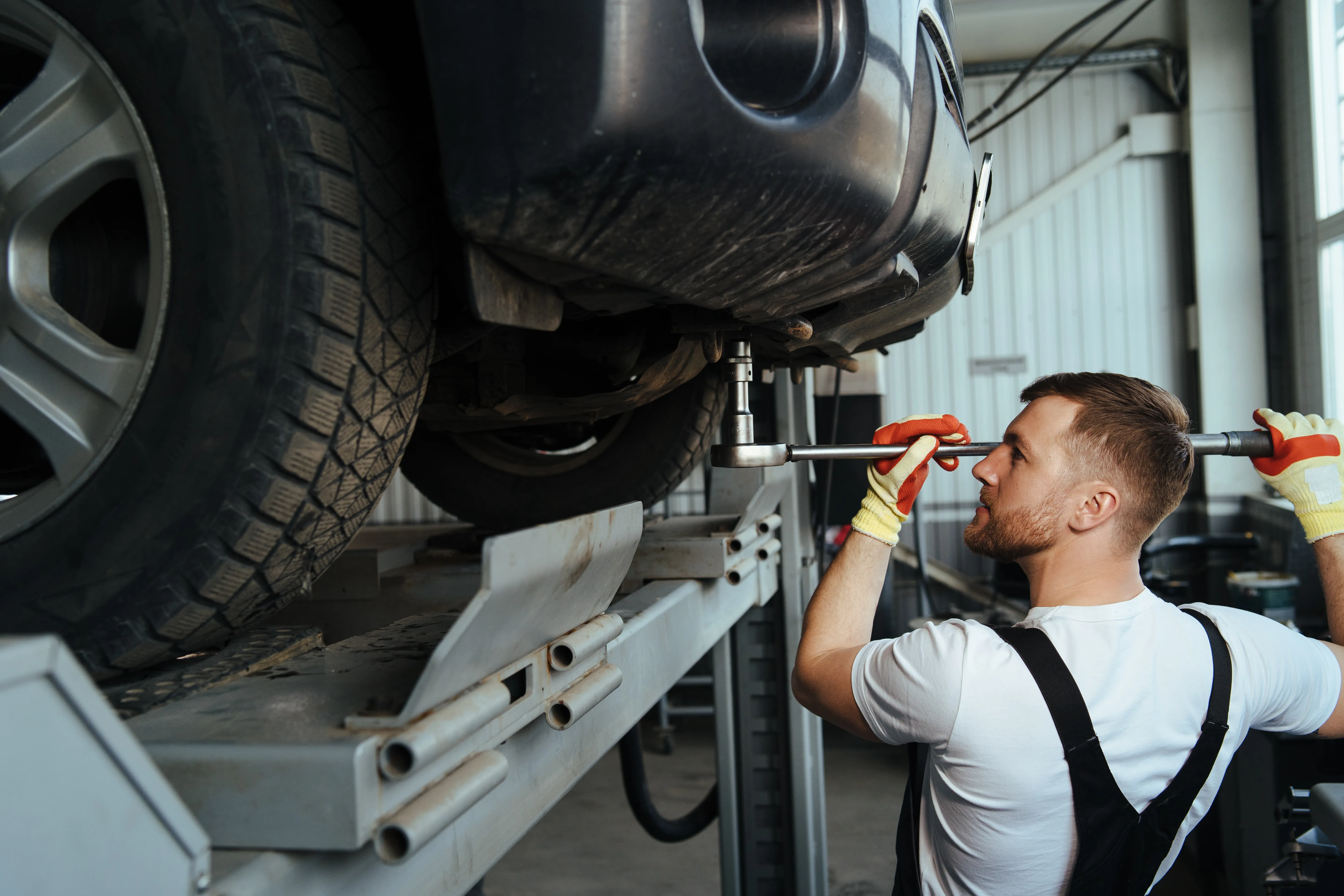 Symbolfoto: Mechaniker bei Arbeiten am Fahrwerk