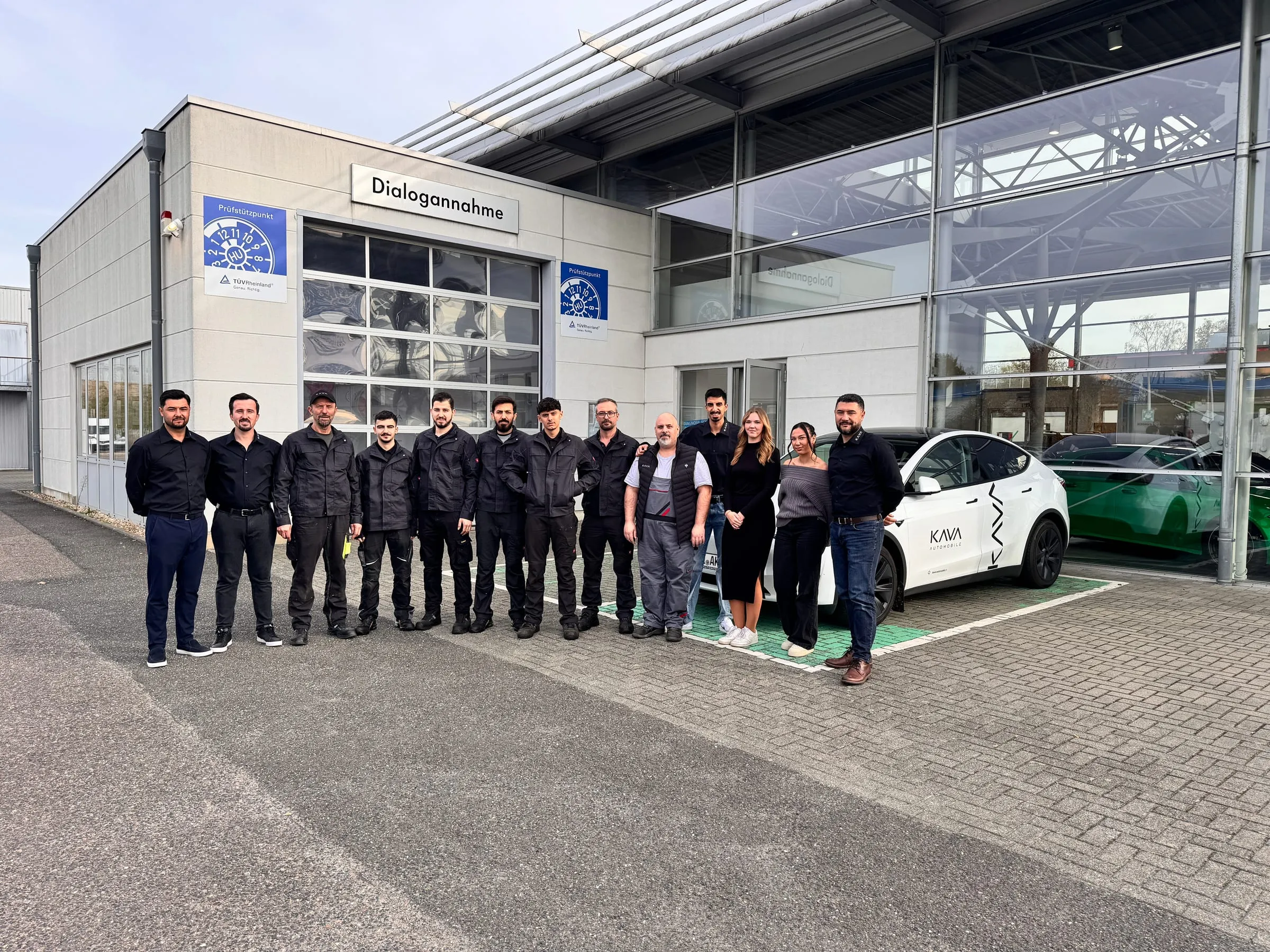 Das Team der Kava Automobile GmbH vor dem Autohaus in Hückelhoven